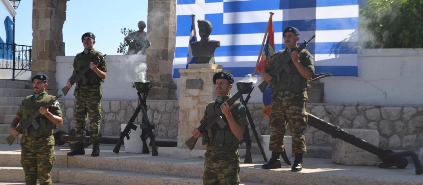«Σείστηκε» το Καστελόριζο από τον Εθνικό Ύμνο των Ελλήνων στρατιωτών (βίντεο)